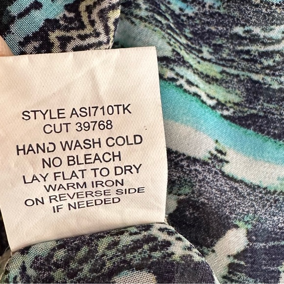 Fig and Flower V Neck Top Size Small 3/4 Sleeve Blue Yellow Green Aztec - Picture 7 of 7